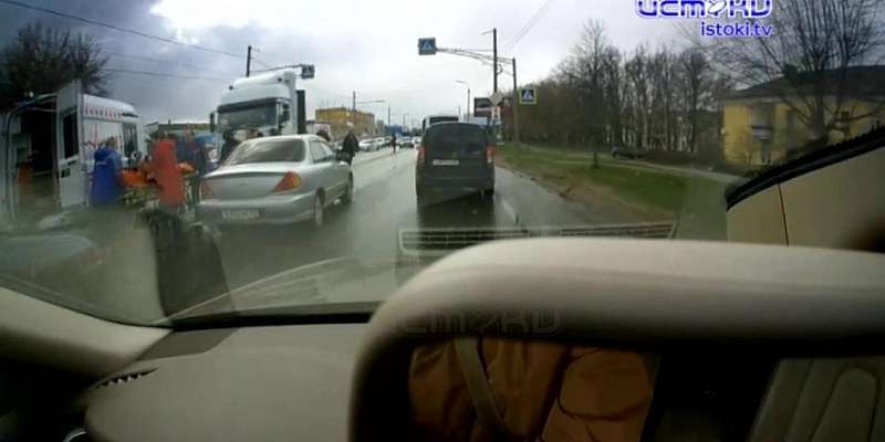 В Орле 17-летний парень угодил под колеса фуры: видео с места ДТП 