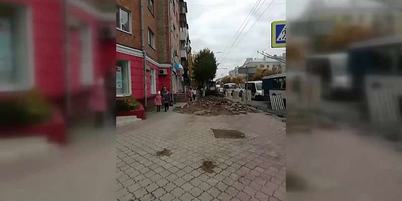 «Ковш работает чуть ли не по ногам»: активист возмущен ремонтом тротуаров в Орле