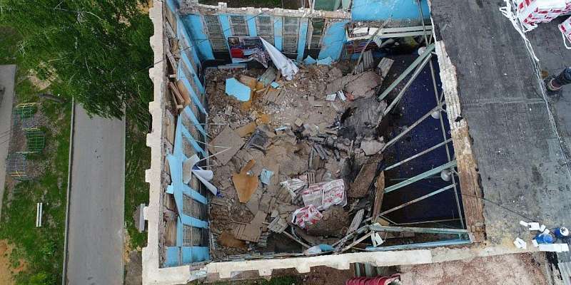 Видео: в Орле спасатели показали сверху место обрушения крыши спортзала