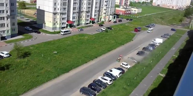 Видео: орловские коммунальщики устроили пылевую бурю возле парковки