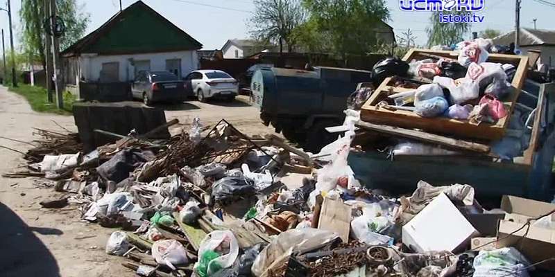 Орел продолжает зарастать мусором
