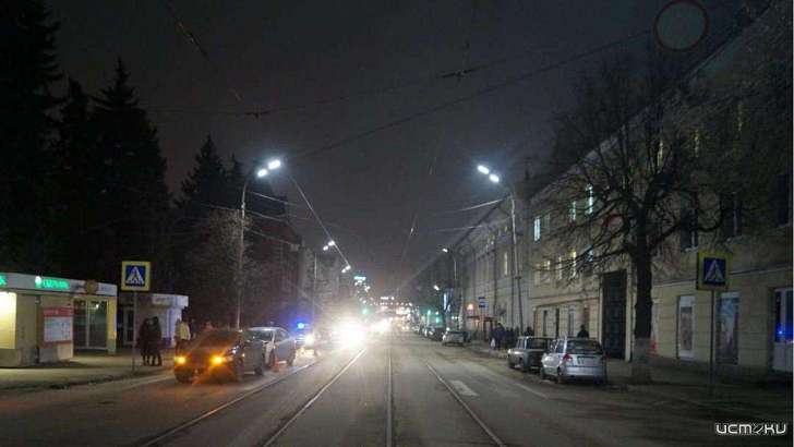 В Орле после столкновения с «Ниссаном» «Мицубиси» отбросило на женщину