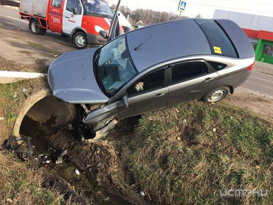 На Орловщине «LADA Vesta» въехала в дорожное ограждение