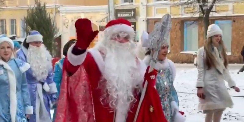 120 пар Дедов Морозов и Снегурочек прошли по Орлу