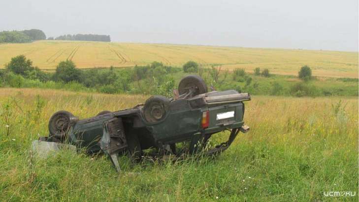 В Орловской области компания молодежи перевернулась на «четверке»