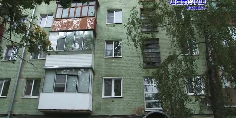 Разбитые окна, аварийная крыша и гнилые трубы, из которых в подъезд текут фекалии. Жители Маринченко, 4 поделились с нами своими бедами