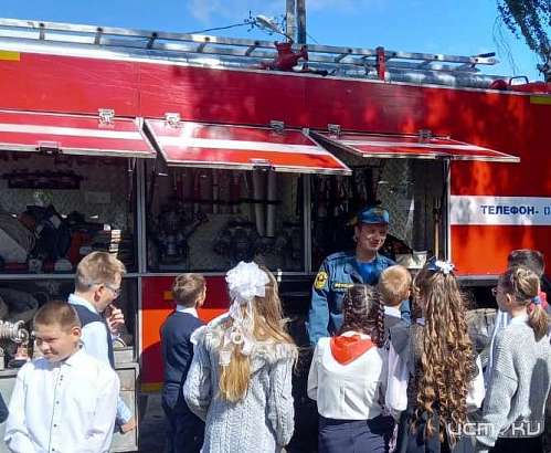 В Орле пожарно-спасательная часть открыла двери для школьников