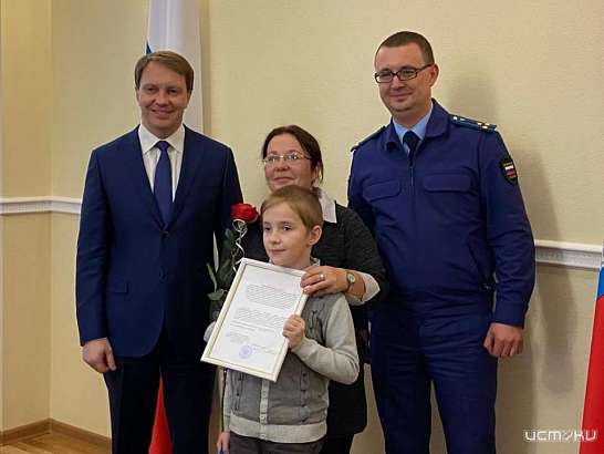 Орловским сиротам вручили первые жилищные сертификаты