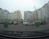 Видео: в Орле мусорные контейнеры повредили авто на парковке