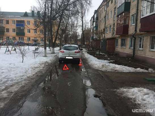 Во Мценске иномарка задним ходом сбила женщину во дворе