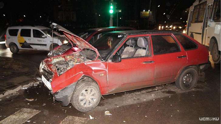 В Орле женщину увезли на скорой в больницу из-за нарушившего ПДД водителя