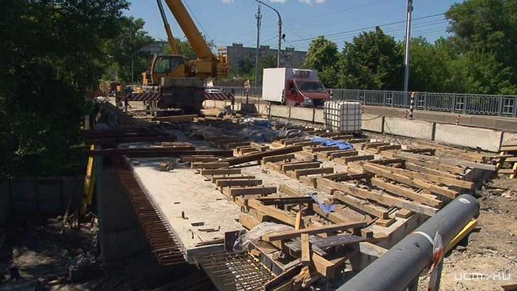 В Орле кран для демонтажа балок начнет работу на мосту Дружбы через два дня