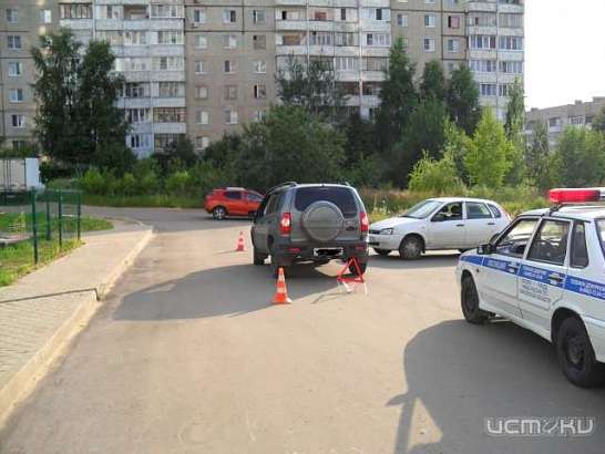 Шевроле Нива и Лада Калина не разъехались на внутридворовой территории