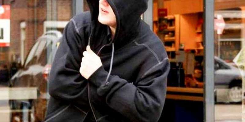 Орловчанин попытался украсть духи, но был схвачен