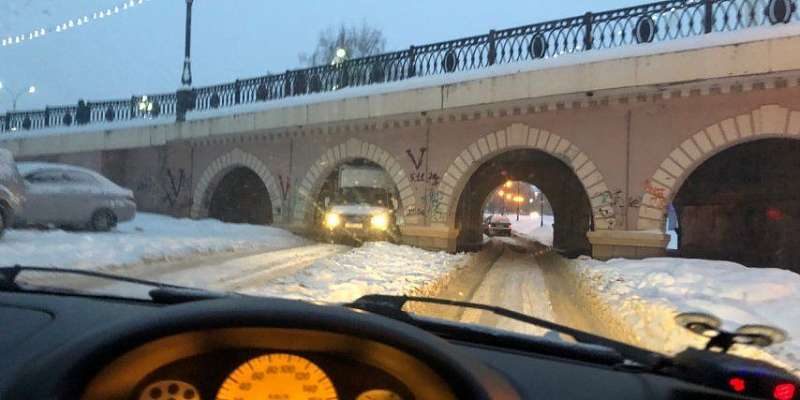 В Орле арка Александровского моста «поймала» очередную «Газель»