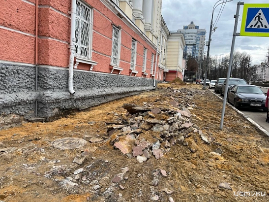 Ремонт тротуара у Главпочтамта: главное успеть уложить к 9 Мая 