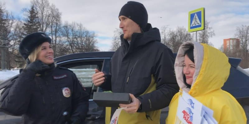  Медиа-Траст, Авто Радио и сотрудницы ГИБДД поздравили с 23 февраля на совместном рейде