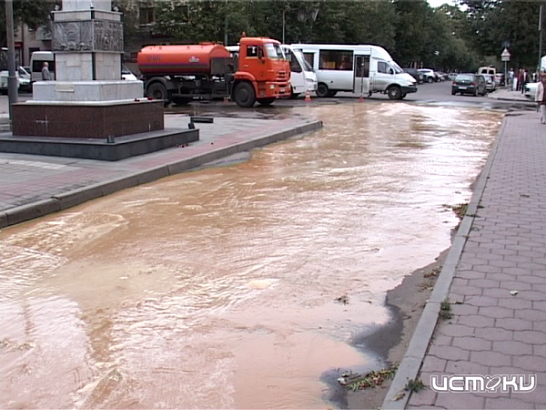 Улица 7-го ноября пожелтела: откуда взялась вода из-под асфальта?