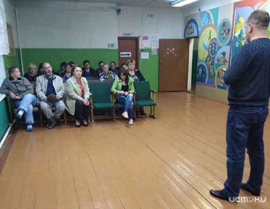 Жители орловской глубинки своими силами ремонтируют проселочную дорогу