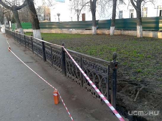 У Дворца пионеров снимают чугунный забор