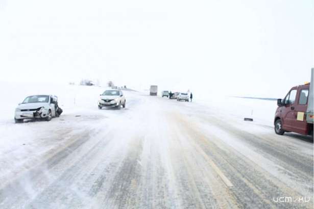 В Орловской области в аварии с легковушкой и грузовиком погиб молодой парень В Орловской области в аварии с легковушкой и грузовиком погиб молодой парень