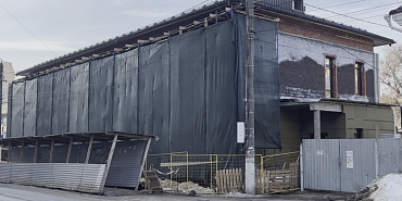 На месте тихо снесенного исторического дома станции юных туристов неспеша продолжается стройка