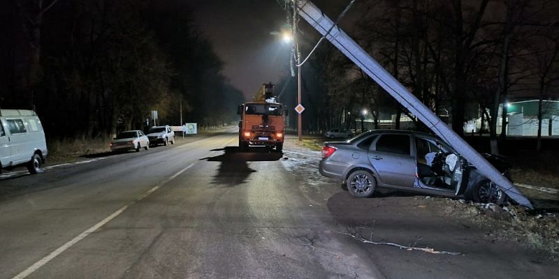 Во Мценске легковушка «Лада» снесла опору ЛЭП Во Мценске легковушка «Лада» снесла опору ЛЭП