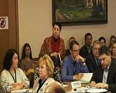 Кто что должен убирать? В Орле чиновники и УК поспорили из-за мусора возле пятиэтажек