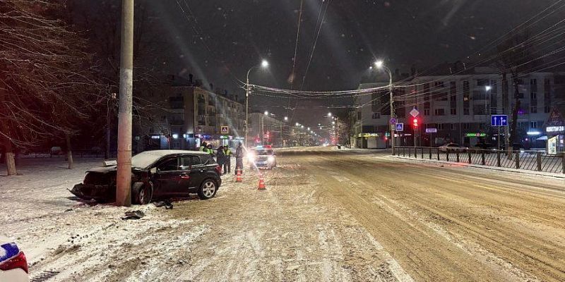 В Орле ночью водитель легковушки врезалась в железобетонный столб В Орле ночью водитель легковушки врезалась в железобетонный столб