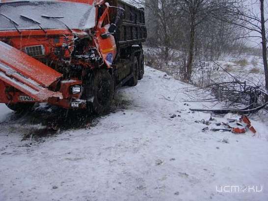 В одной из деревень Орловщины столкнулись два КамАЗа