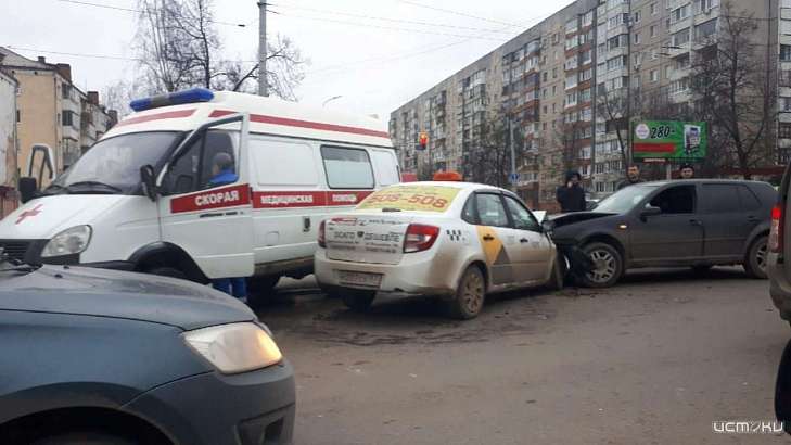 Два человека получили травмы в ДТП с такси в Орле  Два человека получили травмы в ДТП с такси в Орле