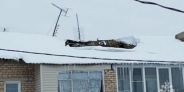 В Новосиле от снега просела крыша жилого дома