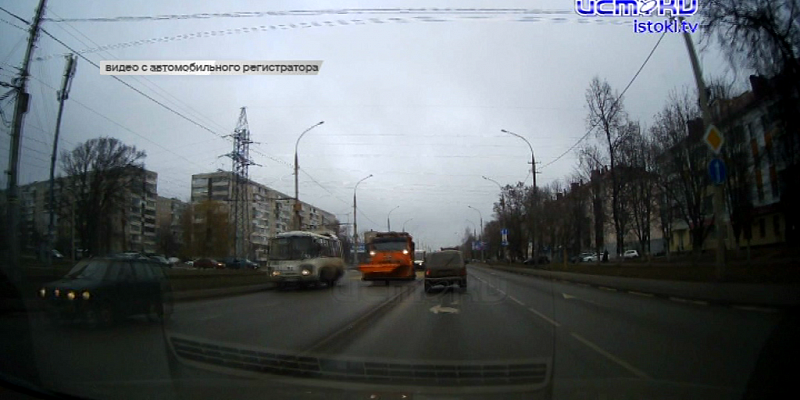 Сегодня на орловских дорогах можно было наблюдать многочисленную снегоуборочную технику