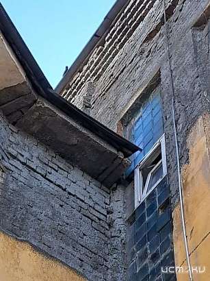 Утро в доме на Воскресенском: кирпич упал перед лицом жительницы