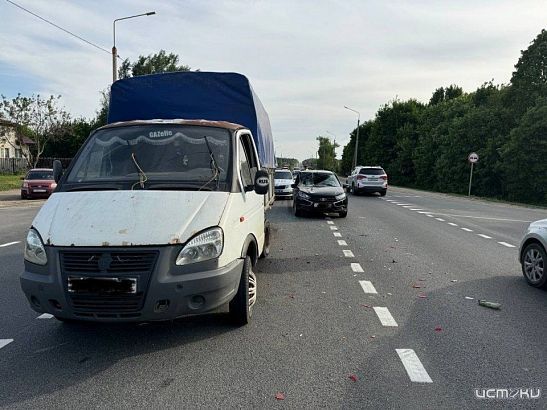 Не выдержал дистанцию: под Орлом легковушка въехала в попутную «ГАЗель»