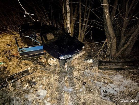 На Орловщине двое молодых людей на легковушке улетели с трассы в кювет