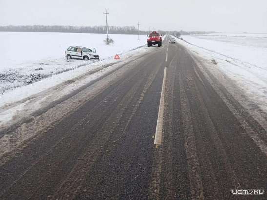 В Орловской области перевернулся автомобиль с четырьмя людьми В Орловской области перевернулся автомобиль с четырьмя людьми