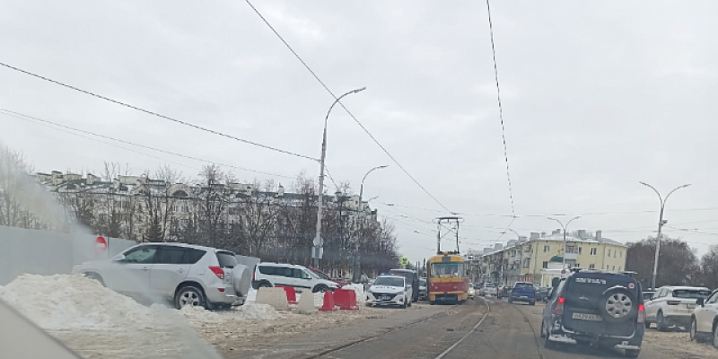 Накануне днем в центре Орла трамвай сошел с рельсов