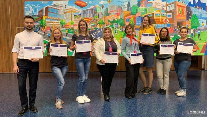 Команда орловчан расписывает интерьеры соцучреждений 