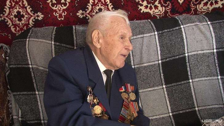 О войне и фронтовых товарищах: болховский ветеран Виктор Сапелкин — в программе «Интервью» 
