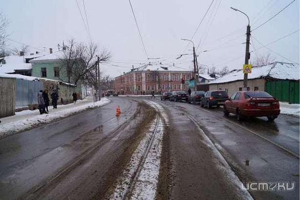 В Орле в трамвае упала 82-летняя бабушка