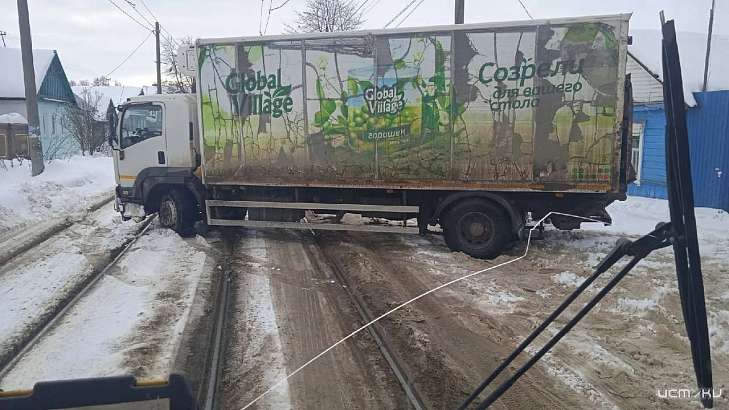 Глазами очевидцев: в Орле из-за снега грузовик застрял на трамвайных путях