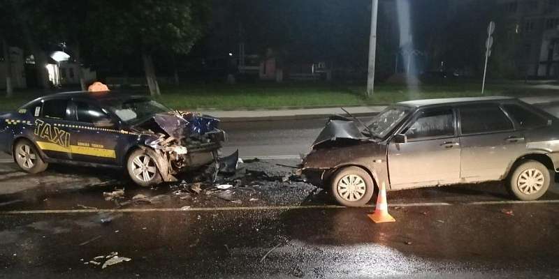 Ночью в районе «Дашеньки» в Орле лоб в лоб столкнулись ВАЗ и такси