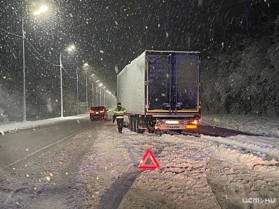 Снежной ночью на орловской трассе тягач с прицепом столкнулся с грузовиком