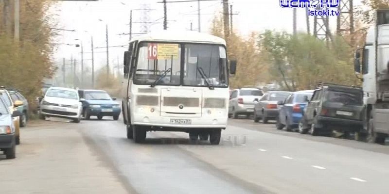 «Шашечник» изрядно помял патрульную машину ГИБДД, а в Орле нашли пешеходную дорожку, которая заканчивается... забором