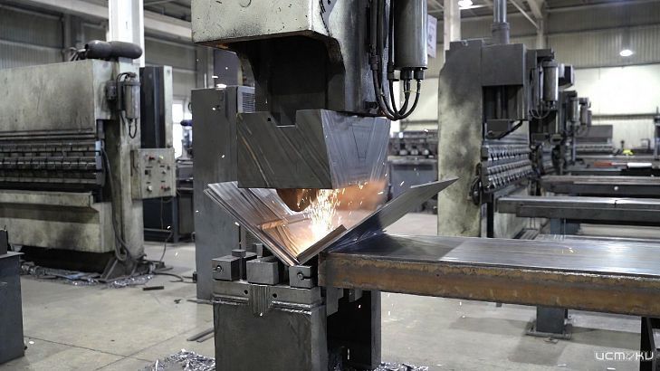 Гибка листового металла на ЧПУ-прессах в 2026 году: технологии, точность и возможности