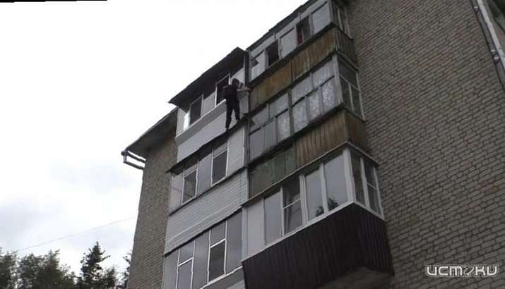 В Орле сотрудники МЧС спасли парня, висевшего на балконе