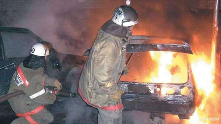 Ночью в Орле огонь уничтожил две иномарки