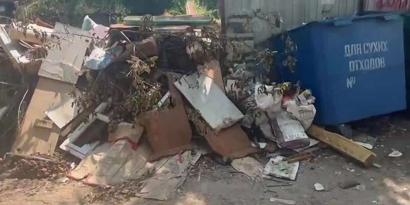 Груды мусора на Комсомольской в Орле