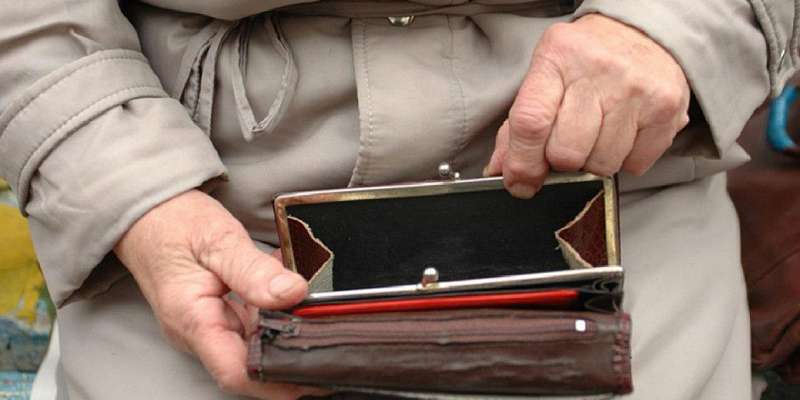 В Орле поймали воровку, караулившую старушек возле аптек